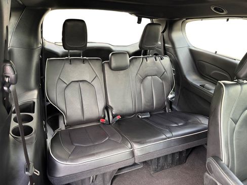 Used 2025 Chrysler Pacifica Limited FWD image 15