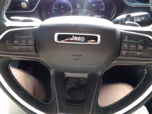 Used 2025 Jeep Grand Cherokee L Laredo image 23