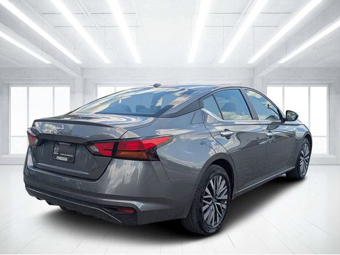 Used 2025 Nissan Altima 2.5 SV FWD image 3