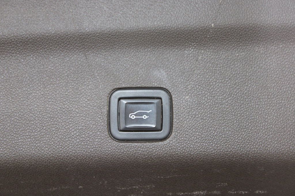 Used 2022 Chevrolet Tahoe LT w/ Luxury Package RWD image 17