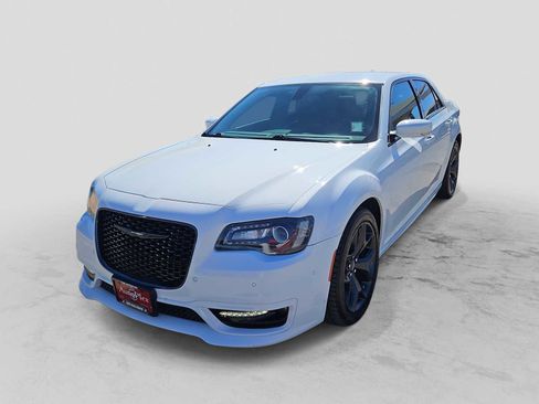 Used 2022 Chrysler 300 Touring L image 1