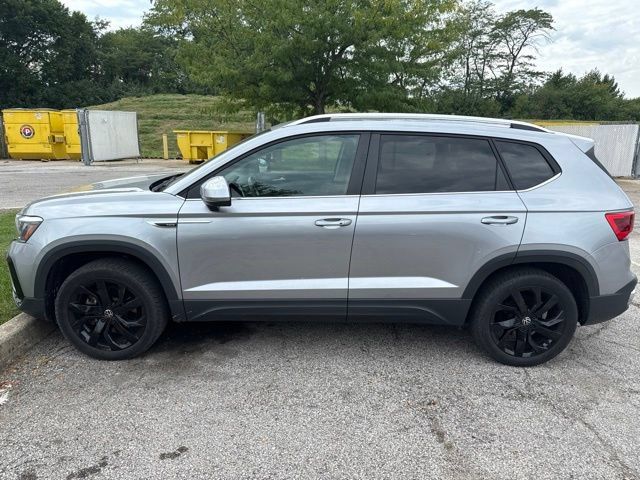 Used 2023 Volkswagen Taos SE w/ Panoramic Sunroof Package FWD image 3