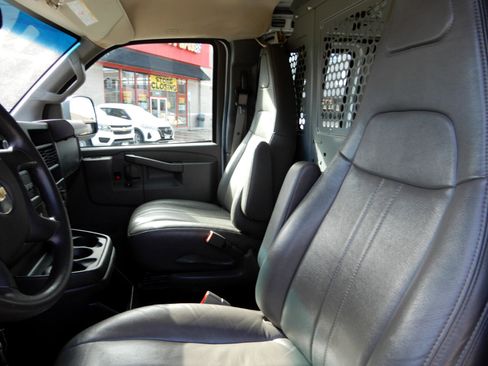Used 2022 Chevrolet Express 2500 w/ Driver Convenience Package image 13