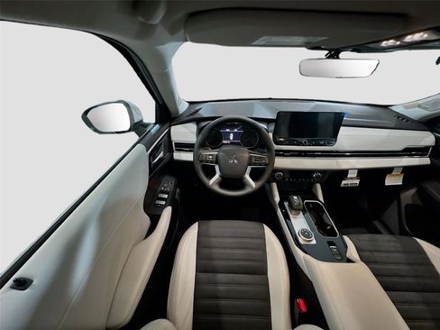 New 2026 Mitsubishi Outlander SE FWD image 3