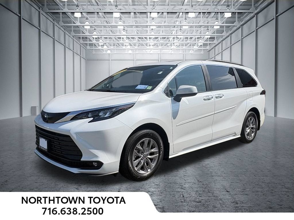 Used 2025 Toyota Sienna XLE w/ XLE Plus Package FWD image 1