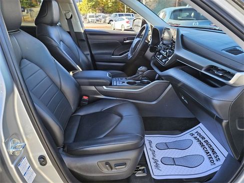 Used 2021 Toyota Highlander XLE image 16
