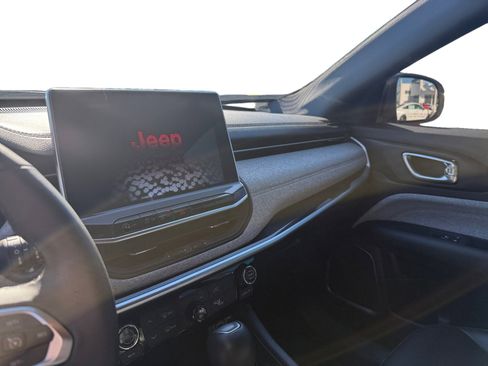 Used 2024 Jeep Compass Latitude image 12