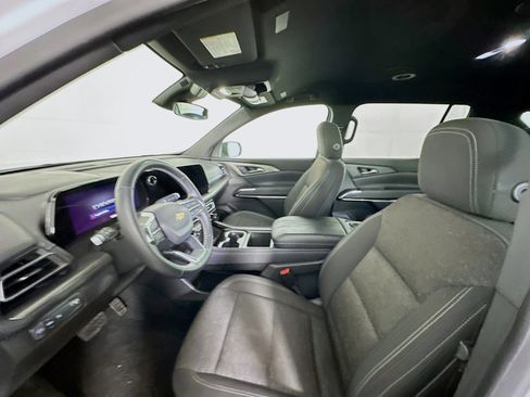 Used 2025 Chevrolet Traverse LT image 13