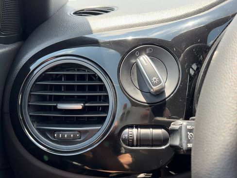 Used 2015 Volkswagen Beetle 1.8T Classic FWD image 18