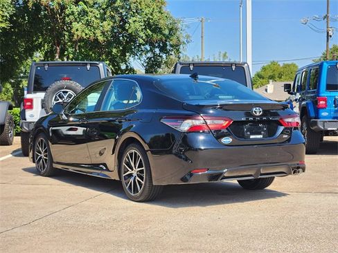 Used 2024 Toyota Camry SE image 5