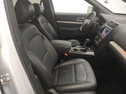 Used 2016 Ford Explorer XLT w/ Equipment Group 202A FWD image 21
