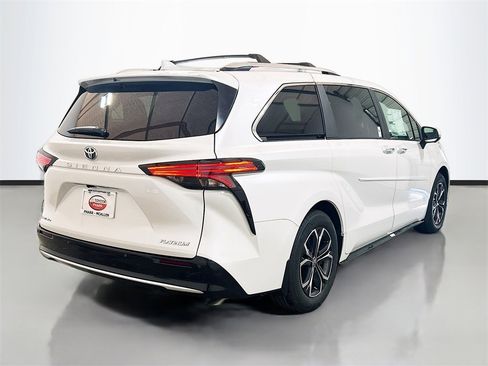 New 2026 Toyota Sienna Platinum image 4