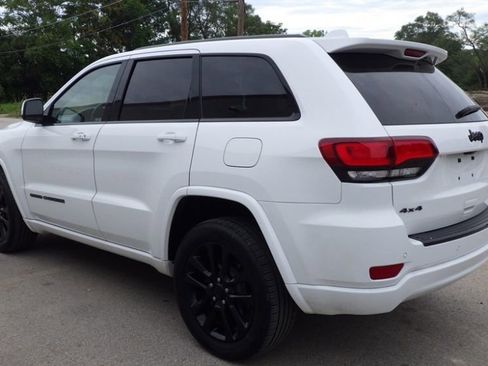 Used 2018 Jeep Grand Cherokee Altitude image 2