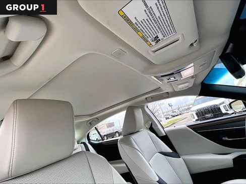Used 2025 Lexus ES 350 w/ Premium Package image 11