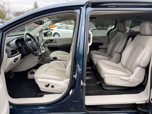 Used 2021 Chrysler Pacifica Touring-L FWD image 10
