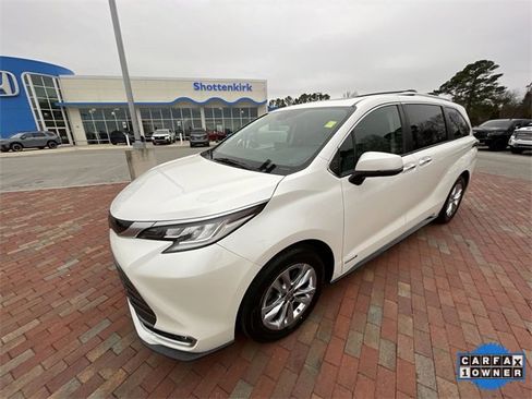 Used 2021 Toyota Sienna Limited image 24
