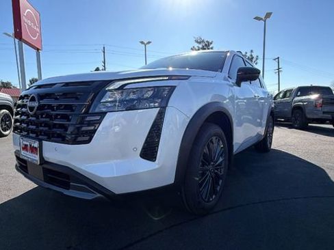 New 2026 Nissan Pathfinder SL w/ SL Premium Package image 9