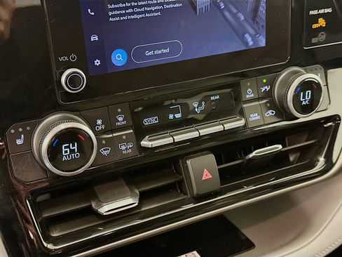 Used 2023 Toyota Highlander XLE image 24