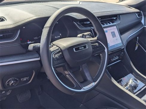 Used 2024 Jeep Grand Cherokee Limited image 10