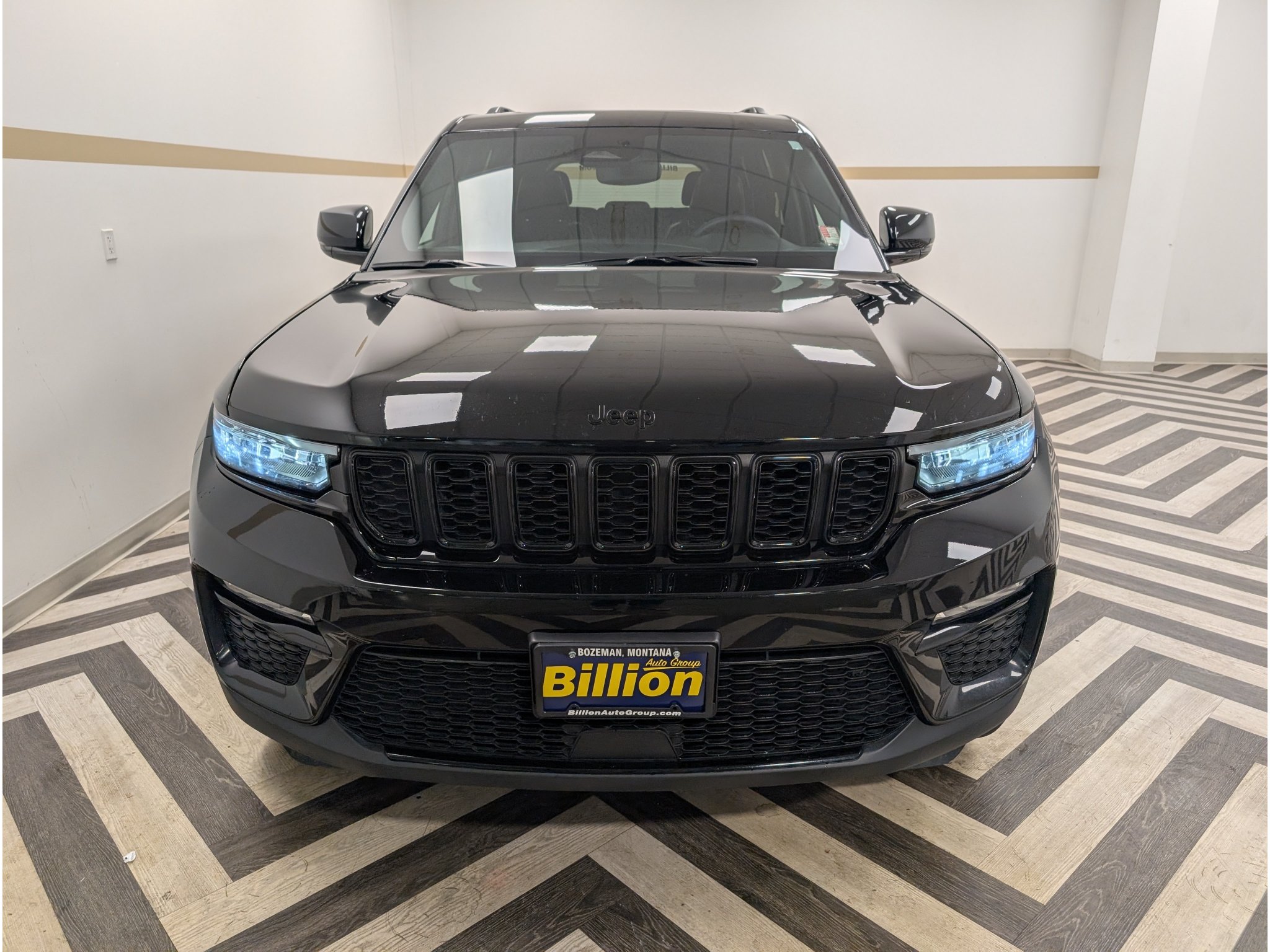 Used 2024 Jeep Grand Cherokee Limited w/ Black Appearance Package AWD/4WD image 28