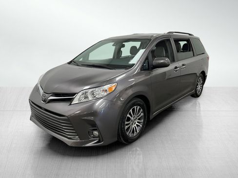 Used 2019 Toyota Sienna XLE image 2