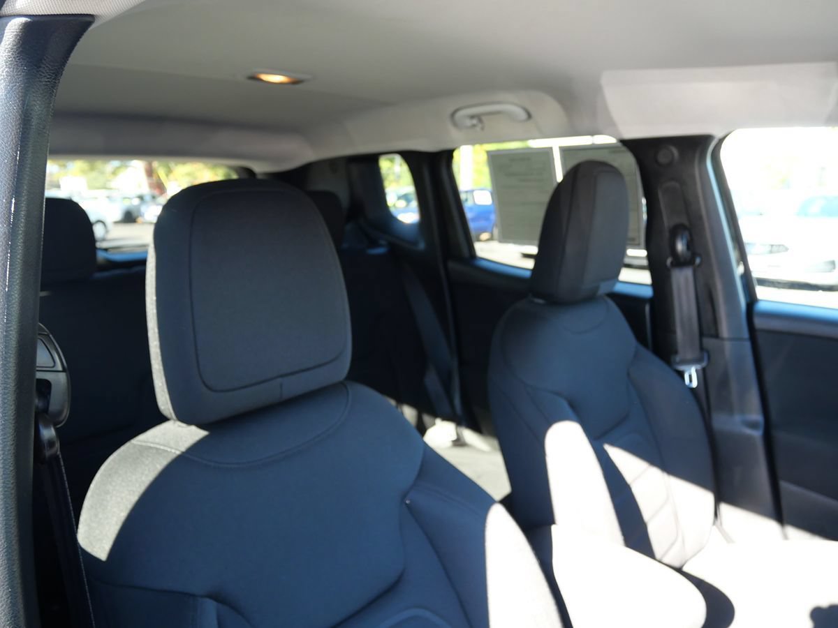 Used 2021 Jeep Renegade Latitude AWD/4WD image 18