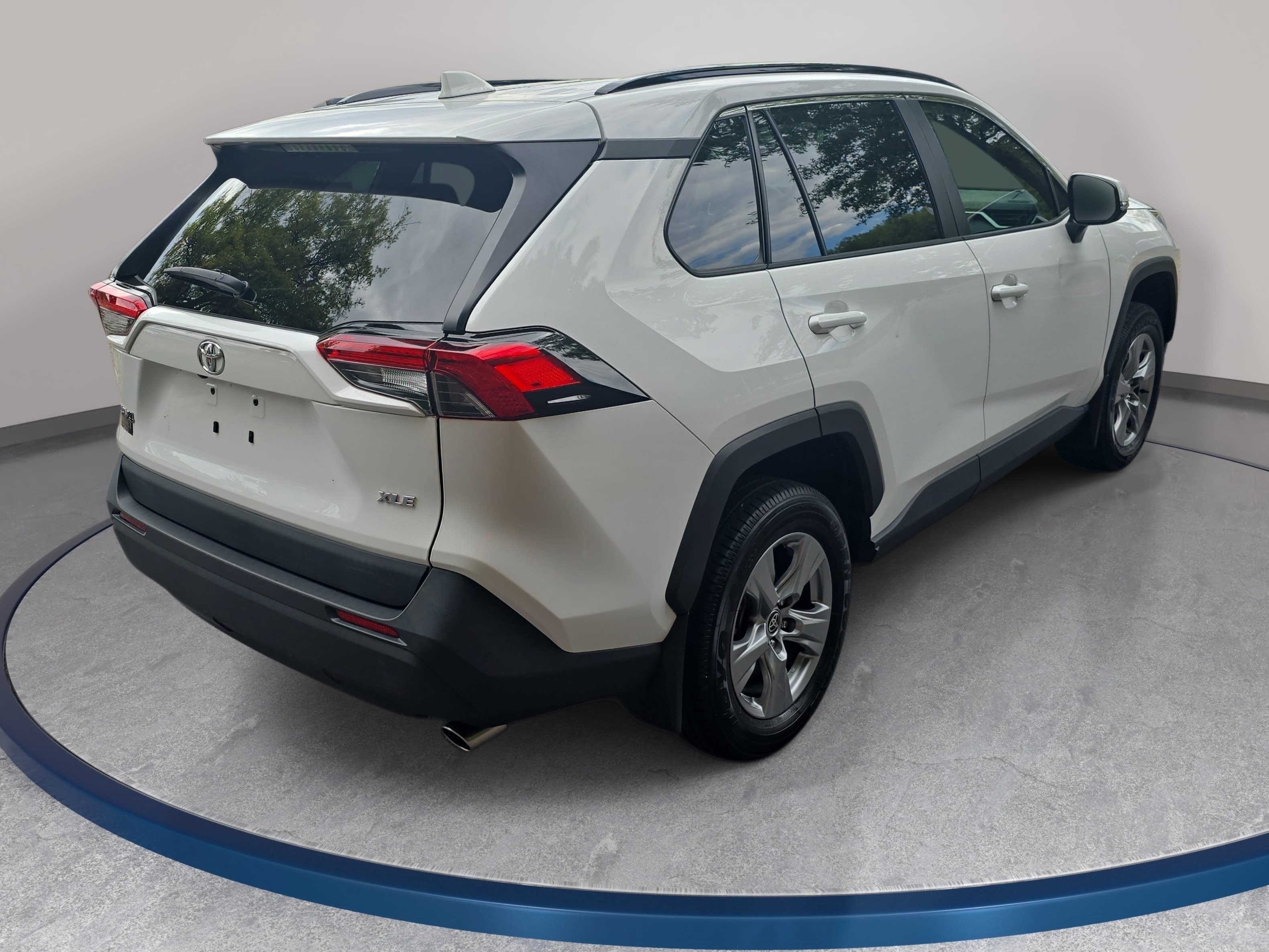 Used 2024 Toyota RAV4 XLE w/ Convenience Package FWD image 5