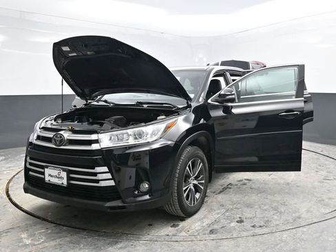Used 2018 Toyota Highlander LE image 42