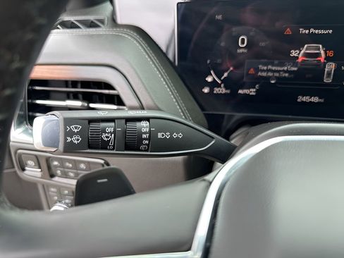 Used 2025 GMC Yukon Denali image 32