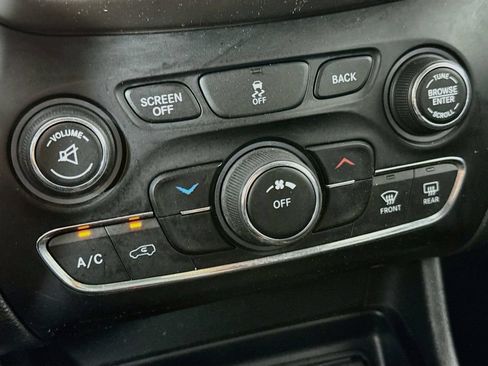 Used 2016 Jeep Cherokee Latitude FWD image 18