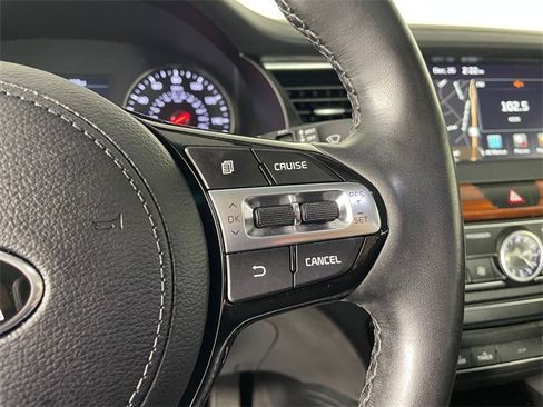 Certified 2017 Kia Cadenza Premium w/ Luxury Package image 10