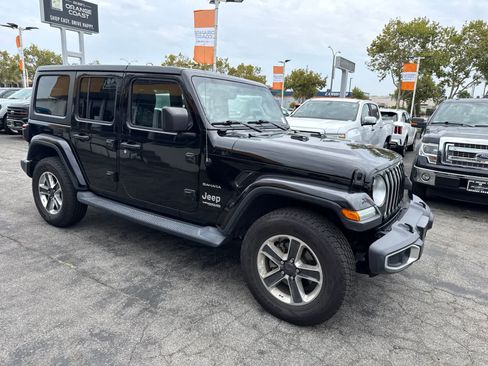 Used 2018 Jeep Wrangler Unlimited Sahara AWD/4WD image 10