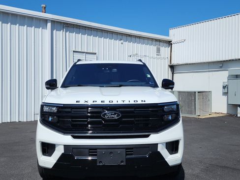 Used 2025 Ford Expedition Max Platinum w/ Stealth Performance Package AWD/4WD image 8