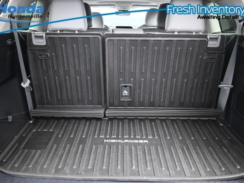 Used 2024 Toyota Highlander XLE AWD/4WD image 18
