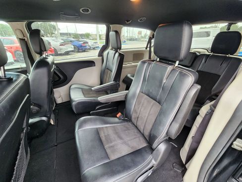 Used 2019 Dodge Grand Caravan SXT image 15