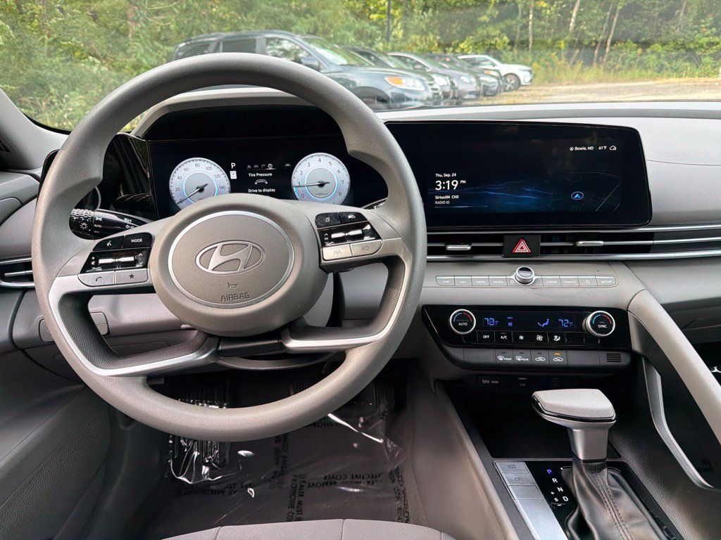 Used 2024 Hyundai Elantra SEL FWD image 9