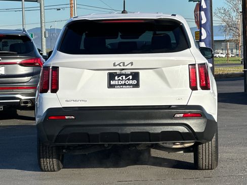 Used 2023 Kia Sorento LX image 5