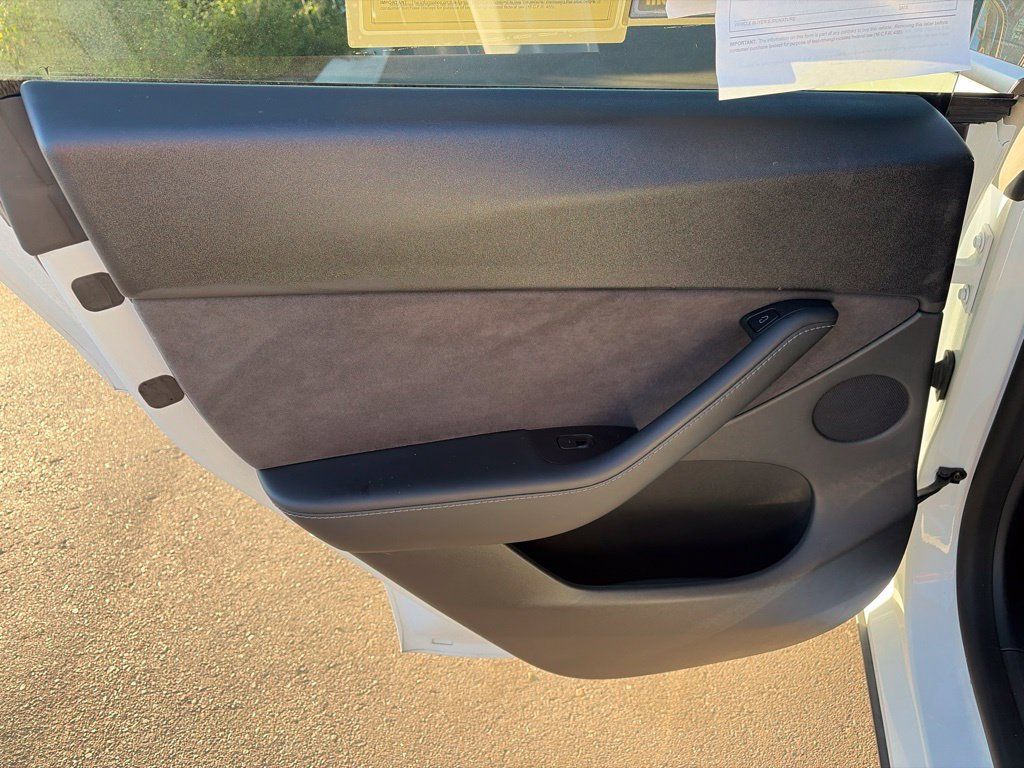 Used 2022 Tesla Model Y Long Range AWD/4WD image 19