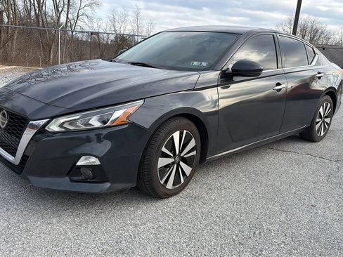 Used 2020 Nissan Altima 2.5 SV image 2