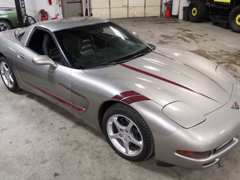 Used 2001 Chevrolet Corvette Coupe w/ Preferred Equipment Group2 image 14