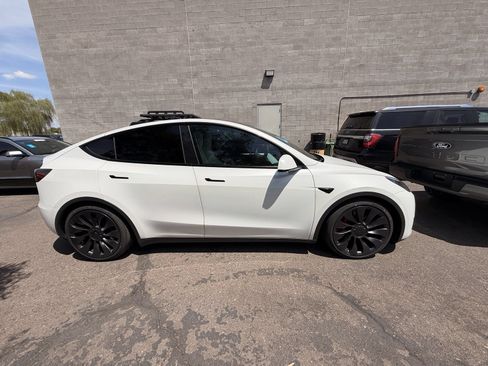 Used 2023 Tesla Model Y Performance AWD/4WD image 3