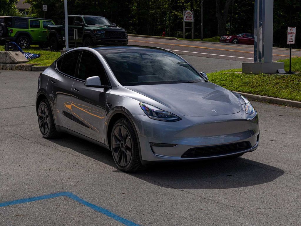 Used 2025 Tesla Model Y Long Range AWD/4WD image 3