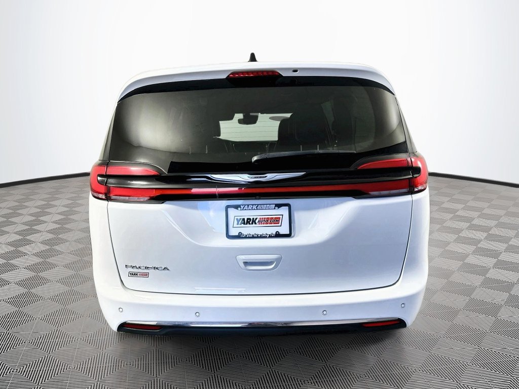 Certified 2024 Chrysler Pacifica Touring-L FWD image 9