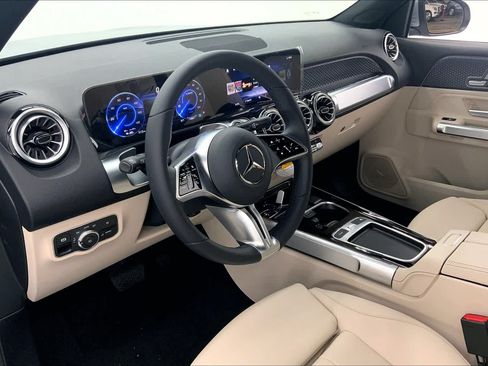 Used 2024 Mercedes-Benz EQB 300 4MATIC image 8