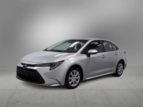 Used 2024 Toyota Corolla LE image 3