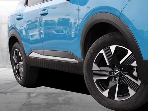 Certified 2025 Nissan Kicks SR FWD image 3