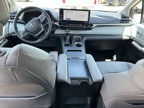 Certified 2025 Toyota Sienna XLE FWD image 21