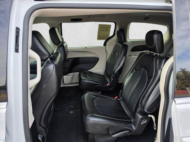 Used 2024 Chrysler Pacifica Touring-L FWD image 19