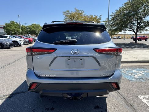 Used 2021 Toyota Highlander XLE AWD/4WD image 4