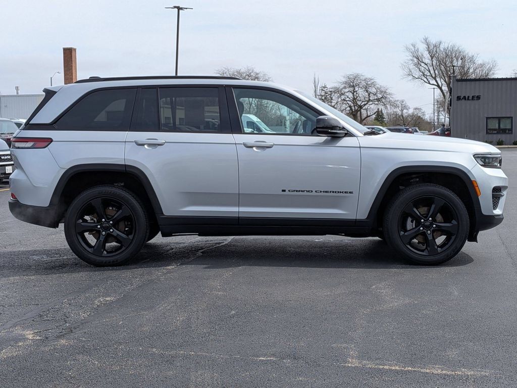Used 2023 Jeep Grand Cherokee Altitude AWD/4WD image 8